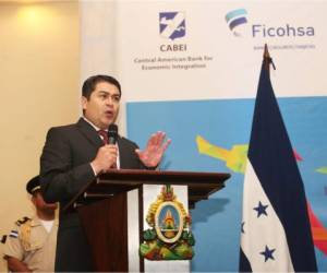 El presidente Juan Orlando Hernández durante su disertación en el Foro Centroamericano de Finanzas e Inversión que tiene lugar en la capital de Honduras. (Foto: Efraín Salgado)