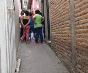 El cadáver del joven quedó en medio del callejón, hasta donde llegaron varios vecinos de la zona.