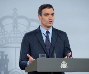 Una foto distribuida por el Palacio de La Moncloa muestra al Primer Ministro español Pedro Sánchez, dando una conferencia de prensa en el Palacio de La Moncloa, en Madrid. Foto: Agencia AFP.