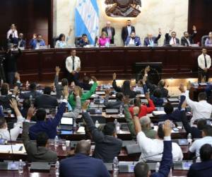 Momento en que los diputados aprueban la renuncia de Carlos Zelaya.