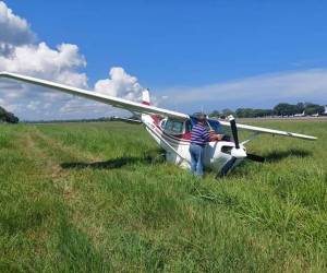 Tras el accidente la aeronave quedó en cercanías de un campo de piña aledaño a la pista.