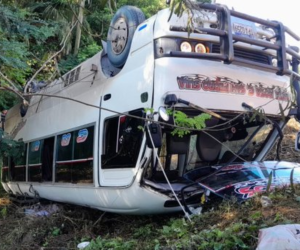 El autobús quedó con las llantas hacia arriba.