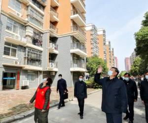 Foto de la agencia china Xinhua del 10 de marzo del 2020 que muestra al presidente chino Xi Jinping durante una recorrida por Wuhan, epicentro del brote de coronavirus. La visita fue interpretada como una señal de que el gobierno chino cree que tiene el virus bajo contorl. AP.