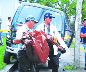 Instante en que autoridades de la DPI y Medicina Forense hacen el levantamiento de la pequeña Malena.