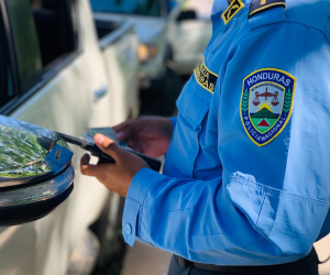 Autoridades policiales realizando operativos en las calles.