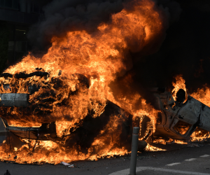 Al término de la marcha, se registraron también enfrentamientos con las fuerzas del orden, el uso de gases lacrimógenos e incendios .