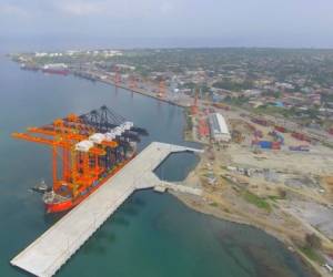 Una imagen de las nuevas grúas Súper Post Panamax en el muelle 6 de Puerto Cortés.