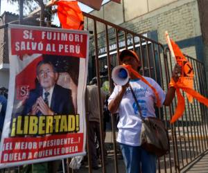 Simpatizantes del expresidente peruano (1990-2000) Alberto Fujimori se reúnen en la entrada del penal de Barbadillo en Ate, en las afueras de Lima, esperando su liberación.