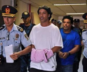 Ronaldinho había llegado el 4 de marzo pasado y recibido en forma apoteósica por unos 2.000 niños y adolescentes en el aeropuerto internacional de Asunción, con una agenda dirigida a promover niños desamparados a través de una fundación llamada Fraternidad Angelical. AFP.