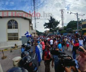 Una de las movilizaciones de docentes y médicos terminó en los Juzgados de La Granja de la capital. Foto: Alejandro Amador / EL HERALDO.