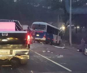 Así quedó la unidad que se conducía a Comayagua. En el accidente al menos 10 personas resultaron heridas.