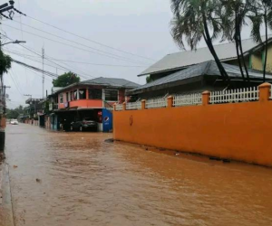 En imágenes se muestra la situación actual de las calles de Roatán, las cuales están inundadas debido a las fuertes lluvias.