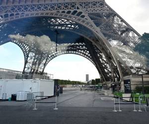 Evacuada la Torre Eiffel por una amenaza de bomba.