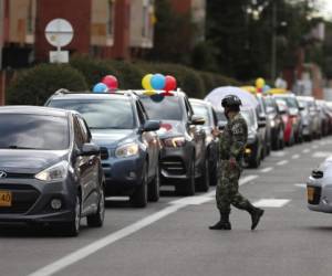 Desde hace tres días, simpatizantes de Uribe han realizado caravanas en ciudades como Bogotá, Cali, Medellín y Barranquilla, donde a bordo de sus vehículos recorren diferentes vías con banderas de Colombia y arengando a favor del exmandatario. AP.