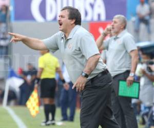 Óscar Machillo Ramírez dirige el patido ante Honduras en San Pedro Sula. Foto: Delmer Martínez / Grupo Opsa.