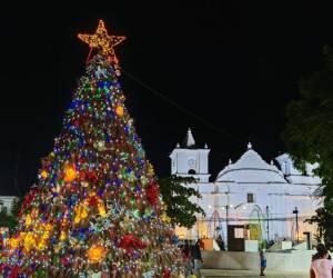 La plaza central de Juticalpa, Olancho, se vistió de gala con el encendido del árbol de Navidad, marcando el inicio oficial de la temporada más esperada del año.