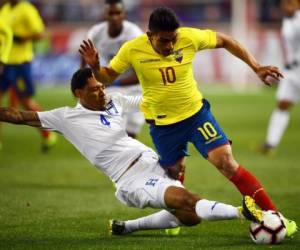 El jugador hondureño Henry Figueroa recibió la primera tarjeta amarilla ante la Selección de Ecuador. Foto: AFP