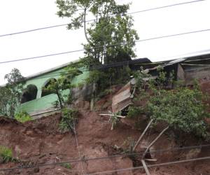 Un deslizamiento de tierra se registró en la colonia Villa Nueva, al oriente de la capital, provocando que varias rocas llegaran hasta la carretera.