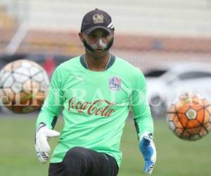 Donis Escober se protege el rostro en cada entrenamiento tras haber sufrido una fuerte lesión (Foto: Juan Salgado / Grupo Opsa)
