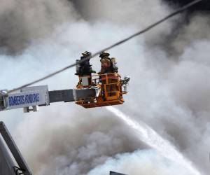 El Cuerpo de Bomberos estuvo presente en el incendio de la colonia El Prado, donde se quemó una bodega de repuestos de vehículos.