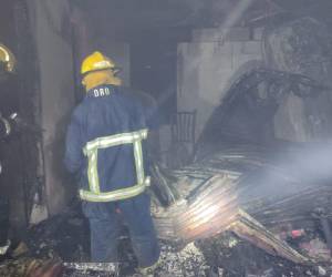 Los elementos del Cuerpo de Bomberos hicieron lo posible para ingresar a la vivienda, donde en labores de la remoción de escombros encontraron a los menores ya sin vida.