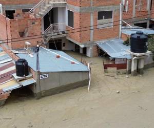 Fotografía de casas afectadas por una inundación este 24 de noviembre de 2024, en la zona sur de la ciudad de La Paz (Bolivia).