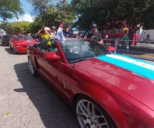 Los autos clásicos fueron protagonistas en el Carnaval de Tegucigalpa, desfilando por el bulevar Suyapa, deleitando a los asistentes con su presencia.