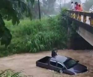 Honduras está en alerta máxima por las lluvias e inundaciones que ya deja la tormenta tropical Sara. Ya se reportan algunas crecidas de ríos en la zona del occidente y oriente. Este vehículo fue arrastrado en Roatán.