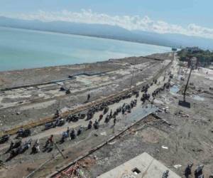 La agencia de meteorología y geofísica dijo en un comunicado que el tsunami quizá se debió a deslaves submarinos en Anak Krakatau, una isla volcánica que se formó con el paso de los años debido al volcán Krakatoa. También citaron la marea provocada por la luna llena. Foto Sky Alert