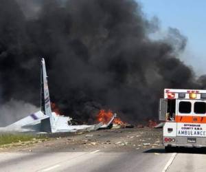 El avión militar que se estrelló en Georgia iba con nueve personas a bordo y no cinco como se informó en un primer momento. (AFP)