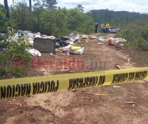 La escena del crimen fue acordonada por la Policía. El cuerpo estaba al lado de un contenedor de basura.