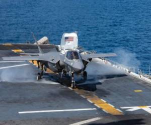 Las autoridades de Beaufort dijeron que el piloto se eyectó con éxito y estaba siendo evaluado por lesiones. El avión de la imagen muestra como era el modelo que se estrelló. (Foto: AFP)