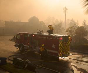 El gobernador estatal, Gavin Newsom, informó por su parte en un comunicado que el rápido avance de las llamas forzó la evacuación de más de 10.000 personas y amenazó a 3.500 hogares, estructuras y negocios.