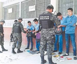 El Instituto Saúl Zelaya Jiménez lleva casi dos semanas con presencia militar permanente en su interior.