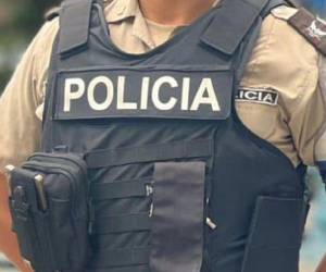 Imagen de referencia de un policía ecuatoriano vistiendo su uniforme.