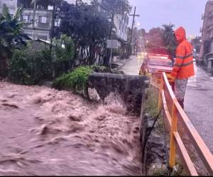 Las autoridades informaron que se esperan 36 horas más de lluvia por la tormenta tropical Sara, que se ubica al suroeste de Roatán, en Islas de la Bahía.