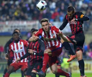 Saul Niguez del Atlético ante el volante Alex Colorado del Reus.