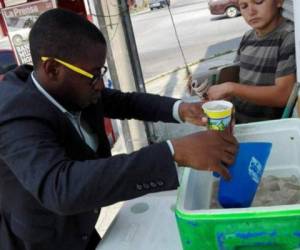 El joven se volvió viral por utilizar en todo momento saco y corbata para vender.