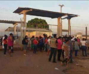 Familiares de los reos dentro de la cárcel. Foto: HispanTV