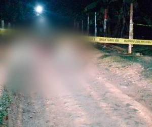 Los cuerpos de los tres hombres quedaron tirados en una polvorienta calle frente a unas viviendas.