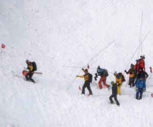 Un portavoz de la policía indicó que la avalancha fue de tamaño considerable. Foto: AP.