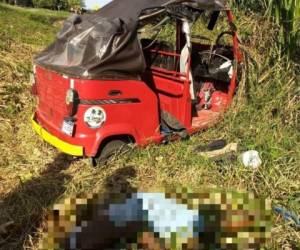 El cuerpo de la víctima quedó tirado al costado de la mototaxi. Foto: EL HERALDO.