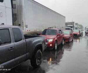 Los vehículos formaron una larga fila debido al cierre de la carretera.