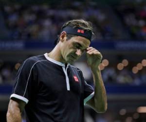 El suizo Roger Federer se retira de la pista tras perder ante el búlgaro Grigor Dimitrov en los cuartos de final del US Open, el martes 3 de septiembre de 2019. (AP Foto/Charles Krupa)