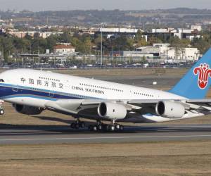 Fotografía de archivo del primer Airbus A380 entregado a las aerolíneas China Southern Airlines, en el aeropuerto Toulouse-Blagnc, al sur de Francia, el 14 de octubre de 2011.