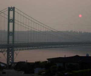 El cielo luce gris a raíz de los incendios forestales en la región. Foto: Agencia AP