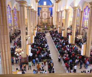 Muchos hondureños siguen congregados en la Basílica para escuchar el mensaje de Dios.