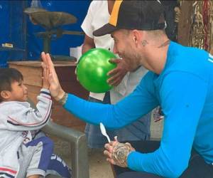 Sergio Ramos del Real Madrid en su visita a los niños afectados por las lluvias en Perú. (Foto: Cortesía Unicef)