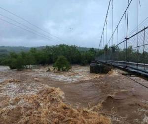 El caudal del río Texiguat está a punto de superar el nivel del puente de hamaca, ubicado en la cabecera norte del municipio de Texiguat, El Paraíso.