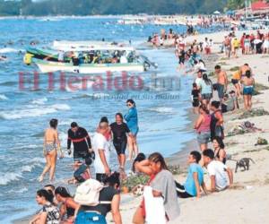 Expertos sugieren visitar sitios turísticos donde haya pocas personas y sean abiertos, como las playas.